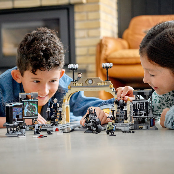 LEGO® DC Batman™ Batcave™: The Riddler™ Face-off